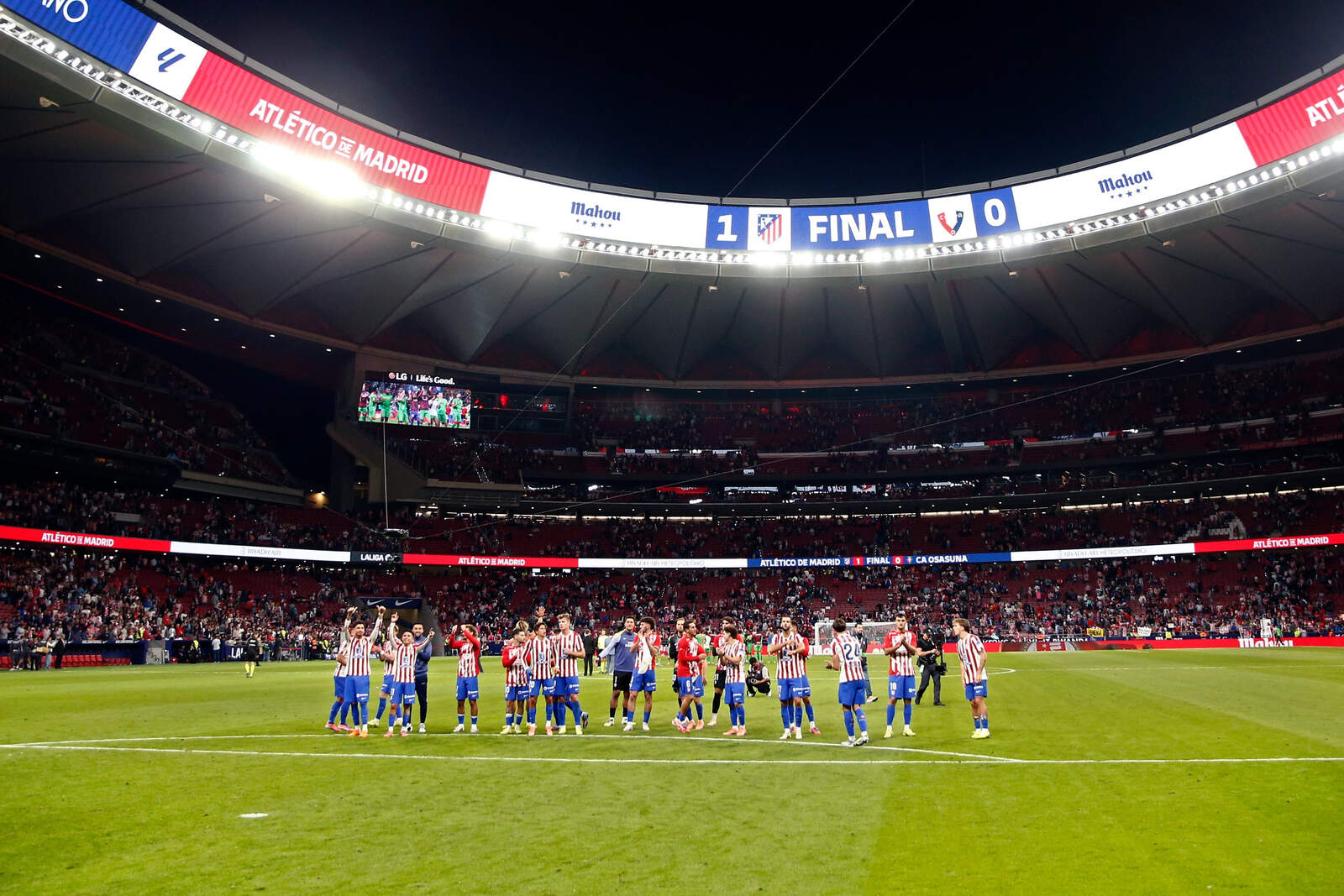 Jugadores del Atlético de Madrid celebran una victoria en el estadio Metropolitano frente a su afición