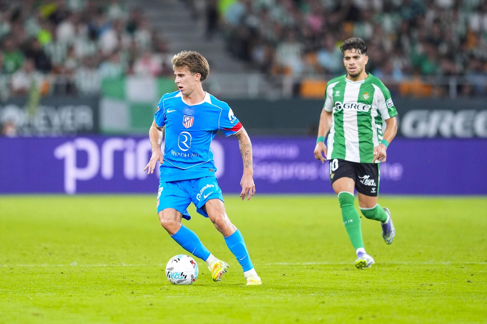 Pablo Barrios ante el Real Betis