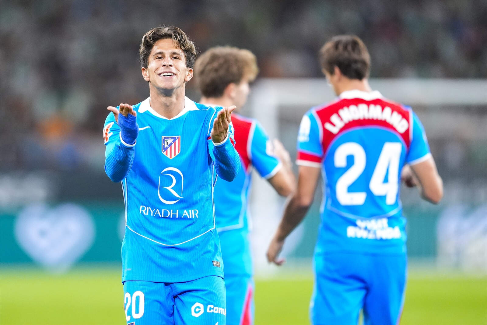 Giuliano celebrando un gol