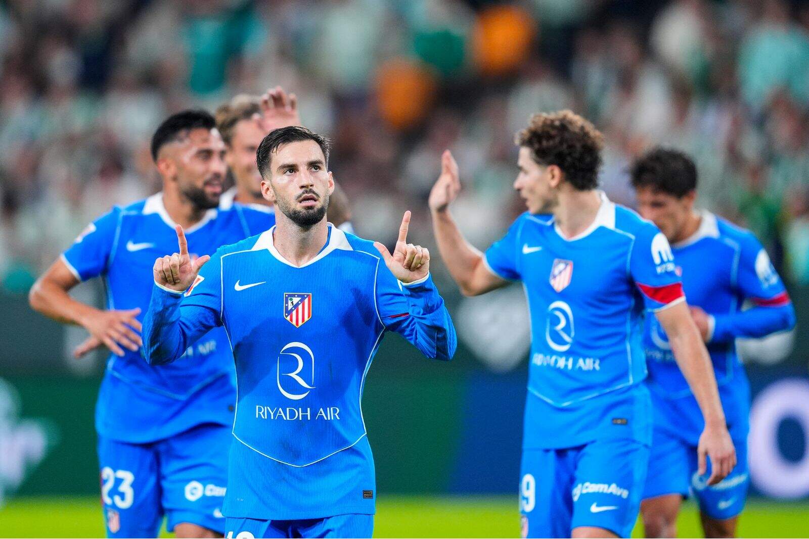 Álex Baena celebrando un gol