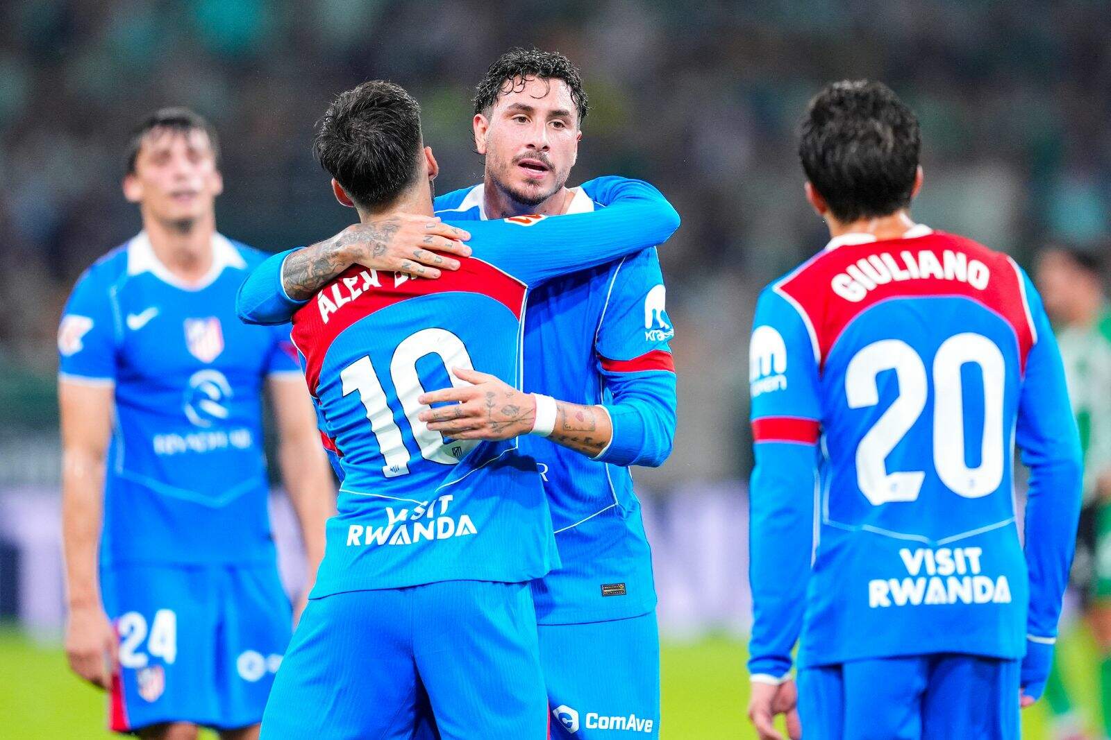 Josema Giménez felicitando a Álex Baena