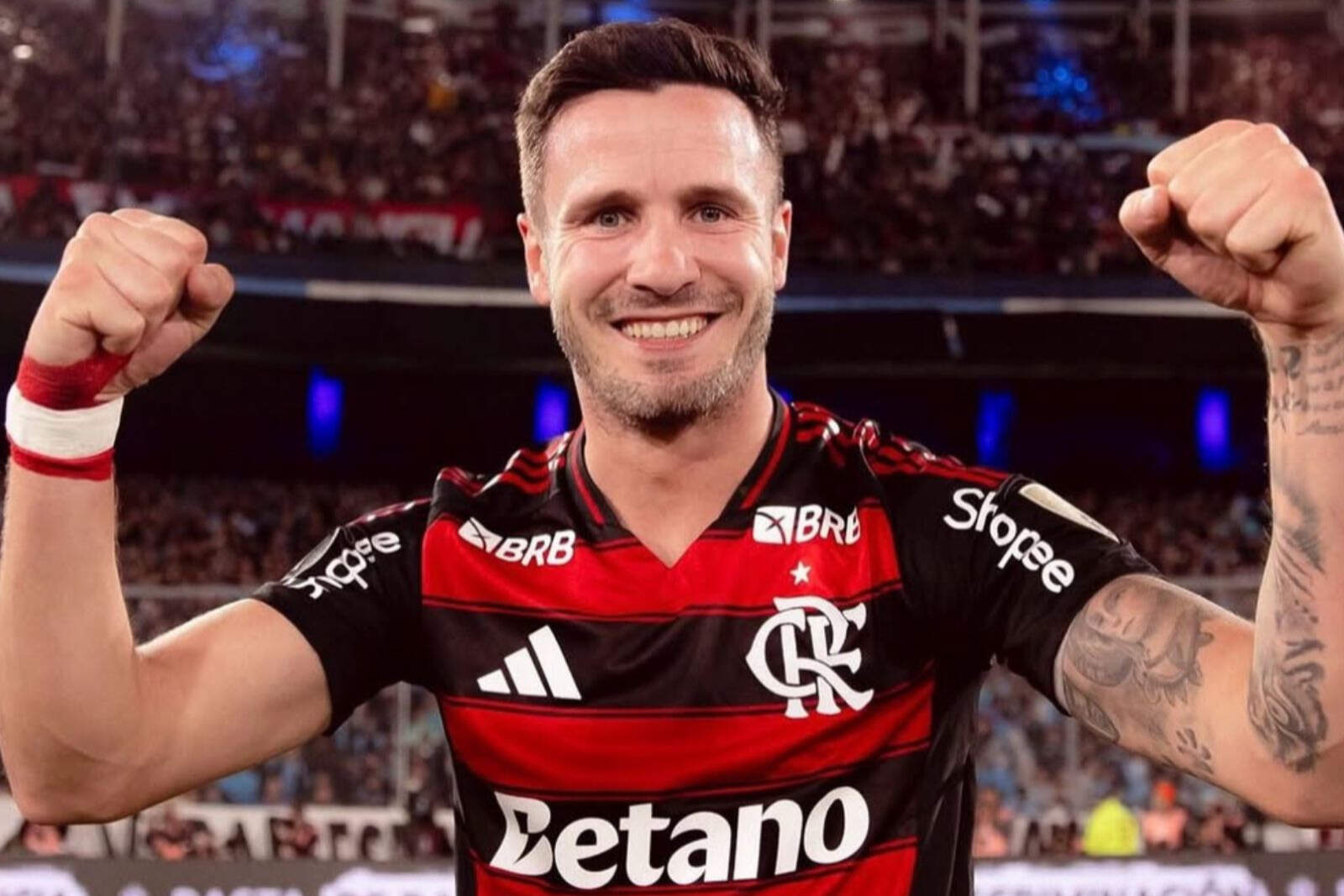 Saúl celebrando en Brasil