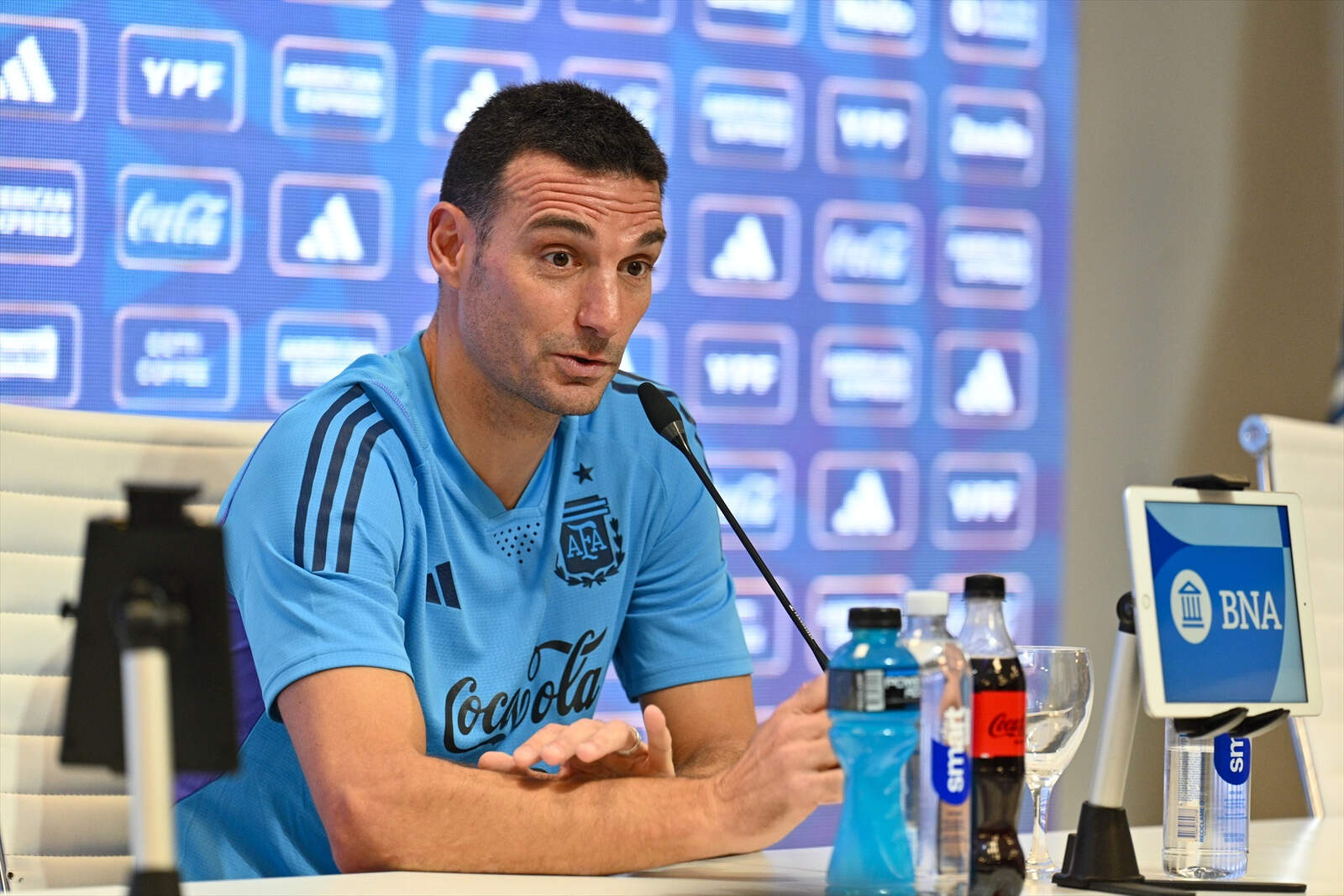 Scaloni comparte impresiones con Simeone.