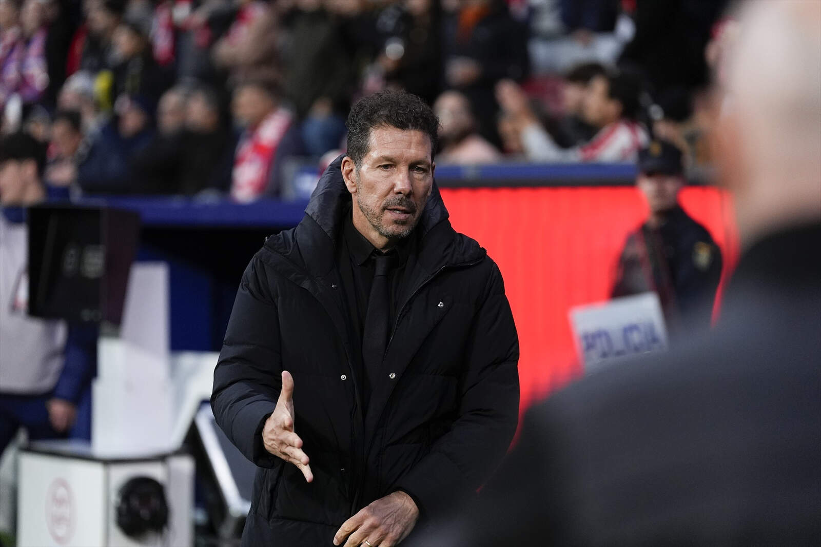 Simeone en el césped del Metropolitano