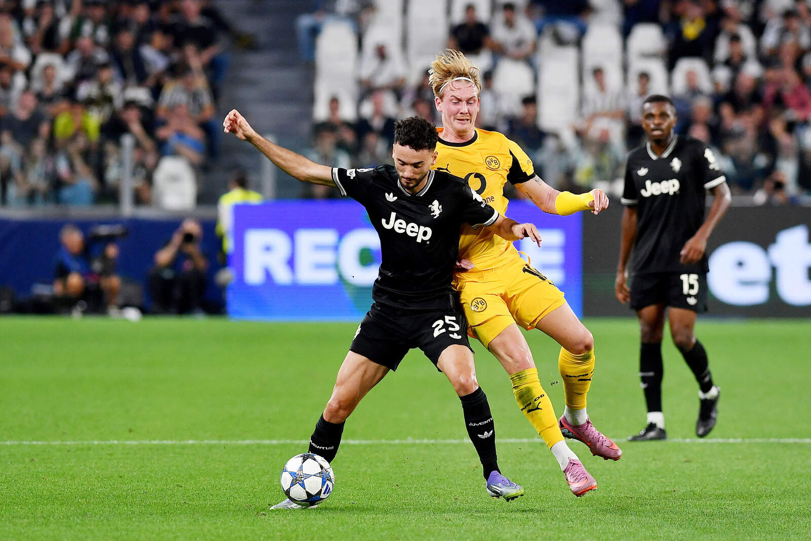 Brandt disputando un balón