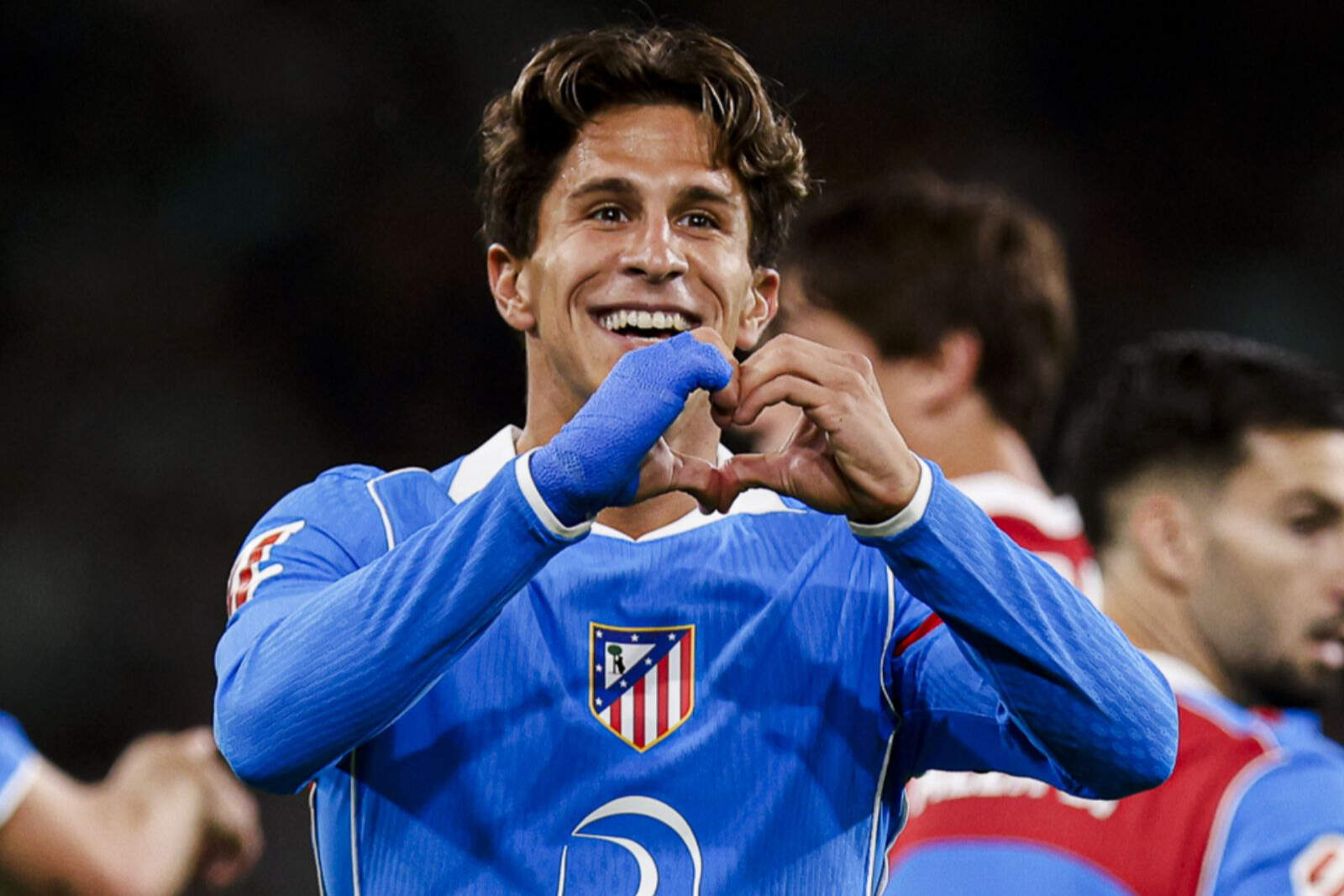 Giuliano celebrando un gol
