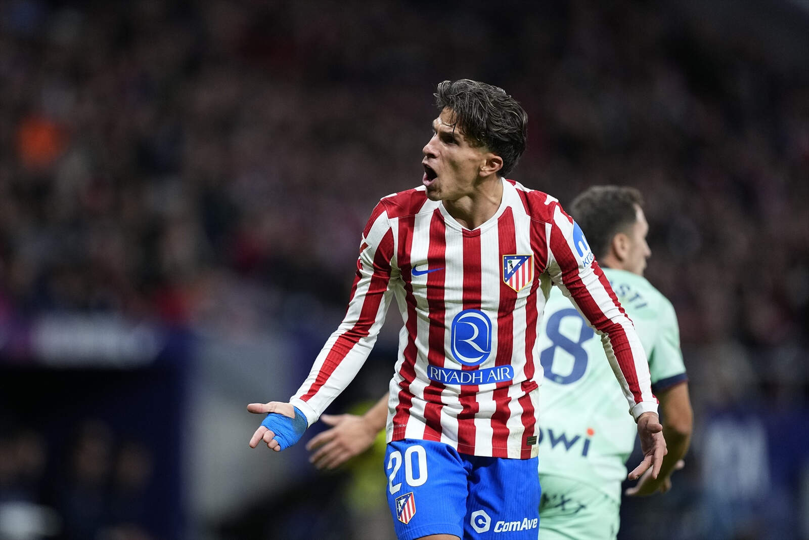 Giuliano celebrando un gol