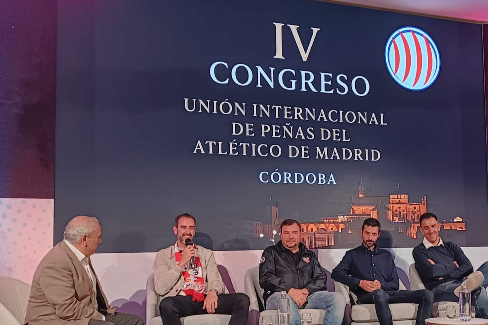 Parte del coloquio con la presencia de Godín y de los periodistas atléticos