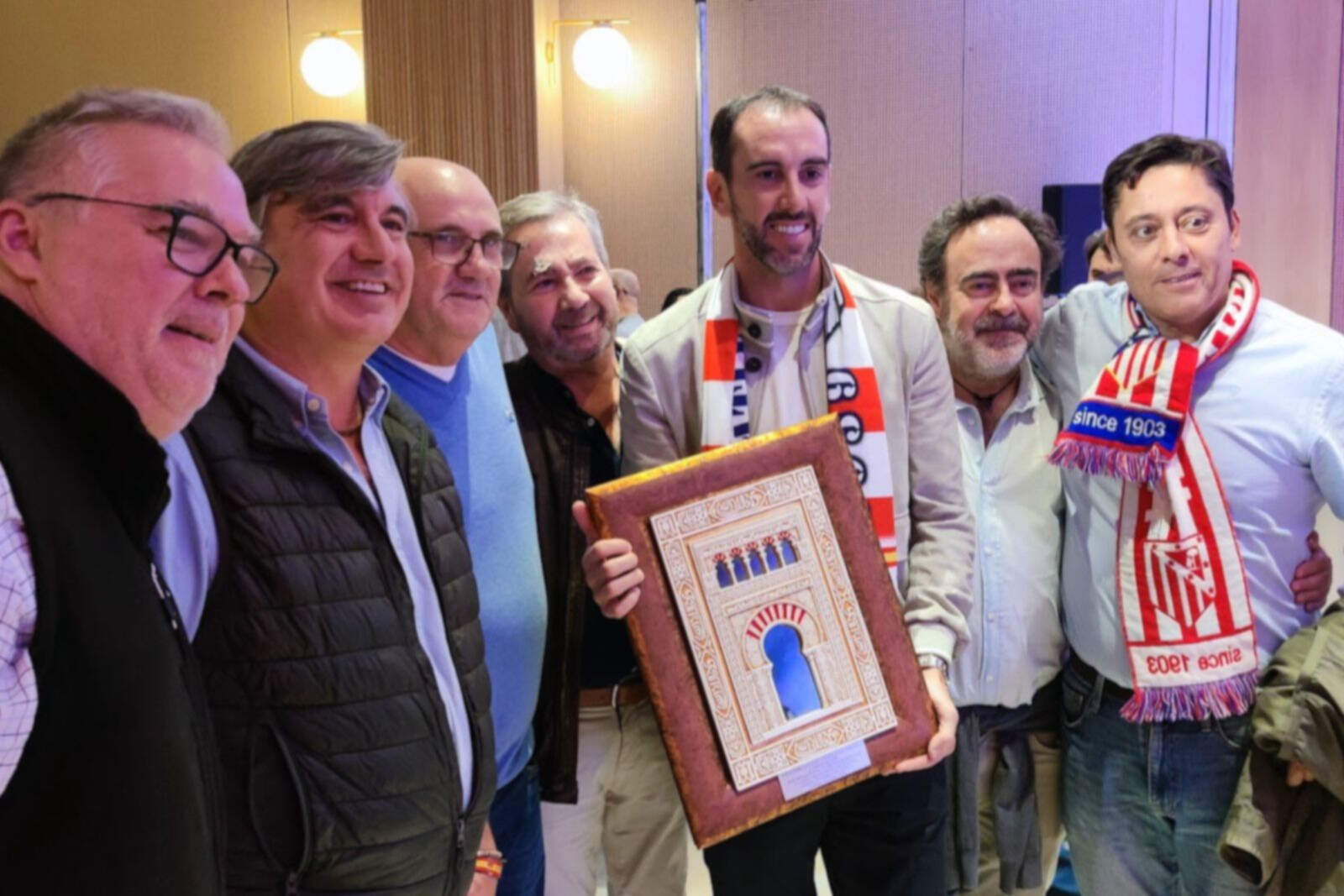 El 'faraón' recibe un regalo de la Peña local 'Califato Atlético'