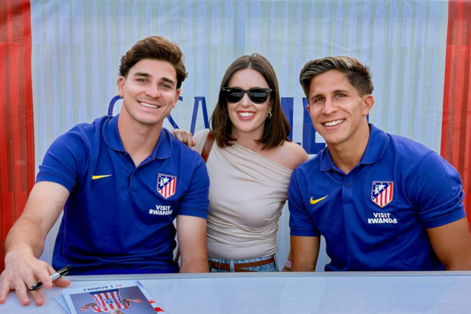 Tania junto a Julián Alvarez y Giuliano Simeone en el Mundial de Clubes 2025