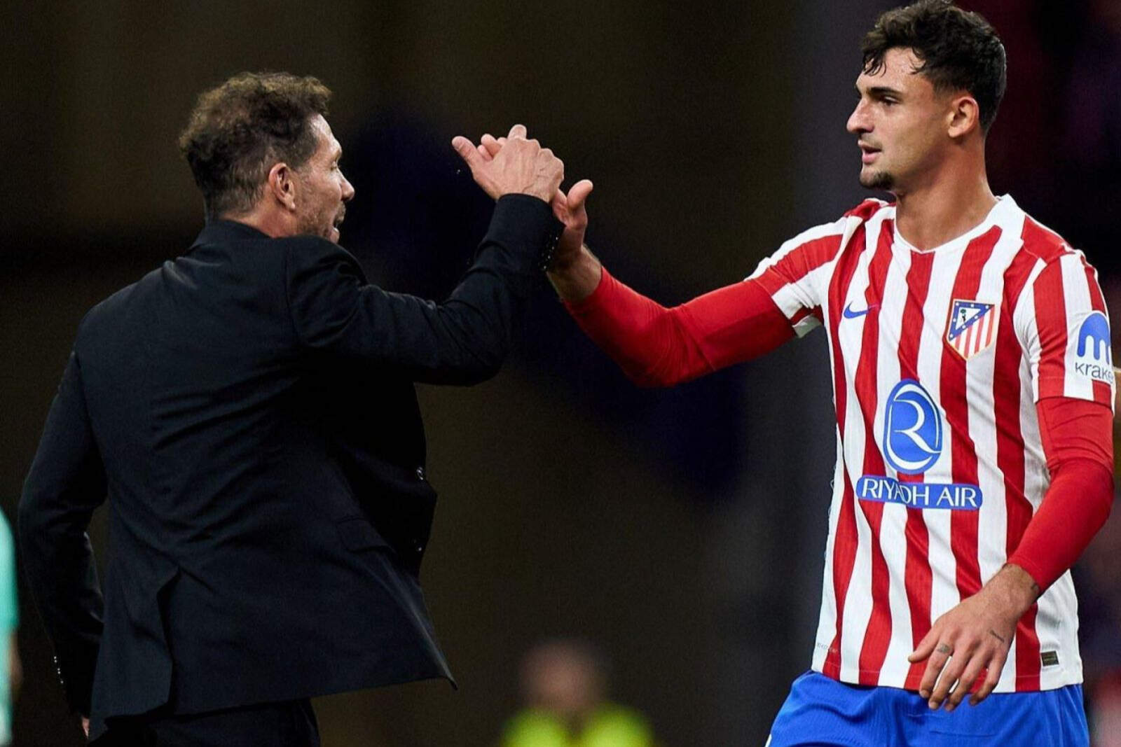 Saludo entre Simeone y Pubill/ Europa Press