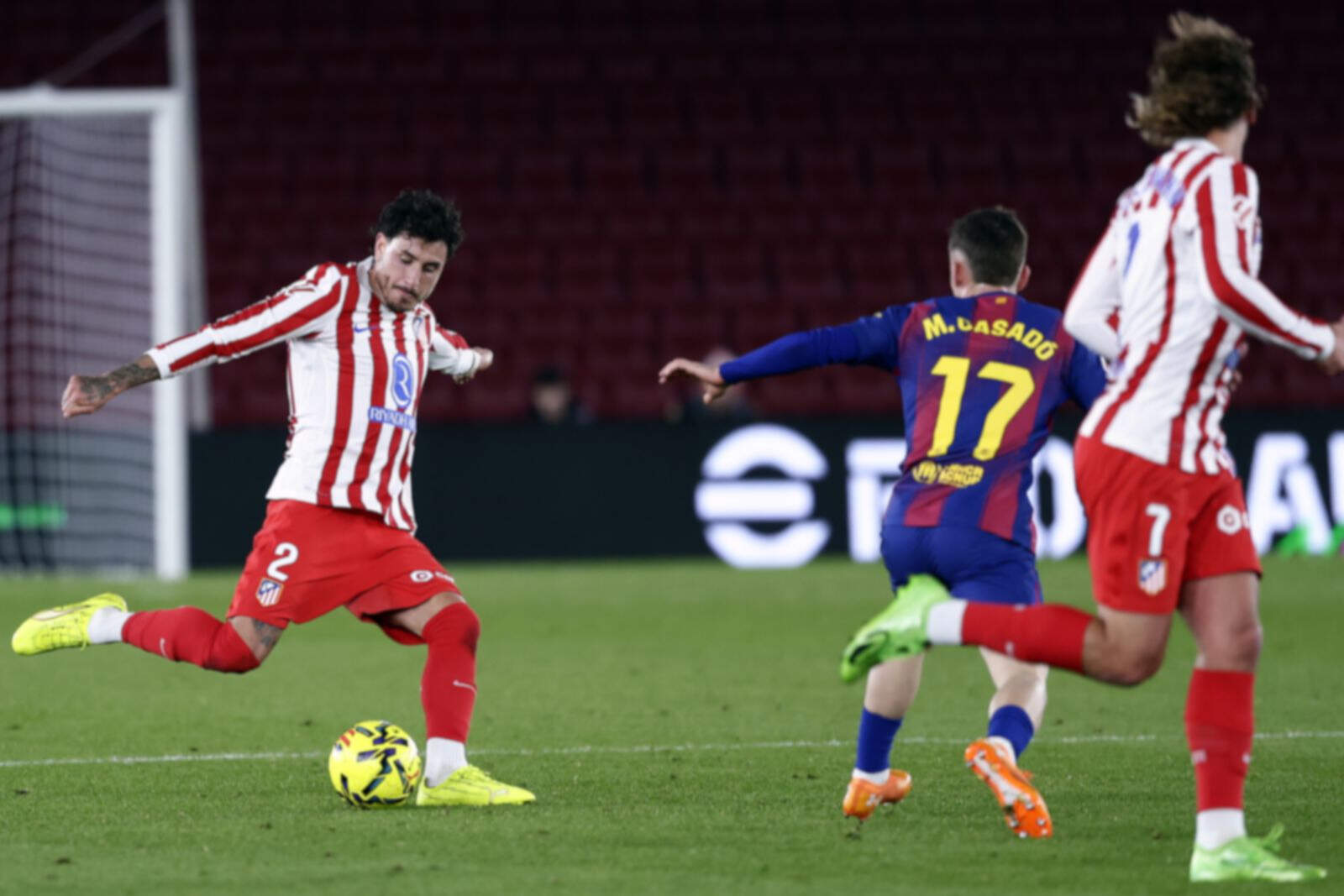 Giménez sale con el balón