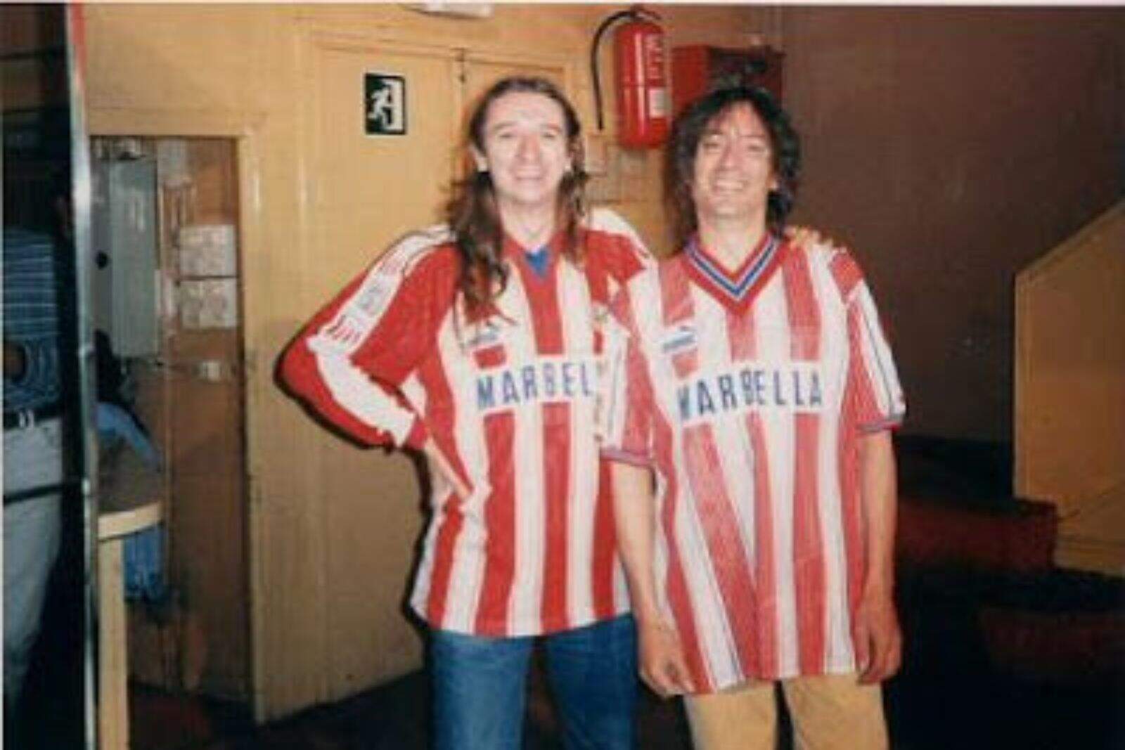 Robe Iniesta con la camiseta del Atlético de Madrid