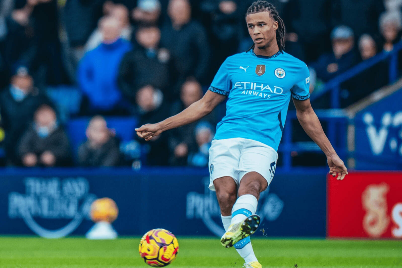 Nathan Aké puede ser culé