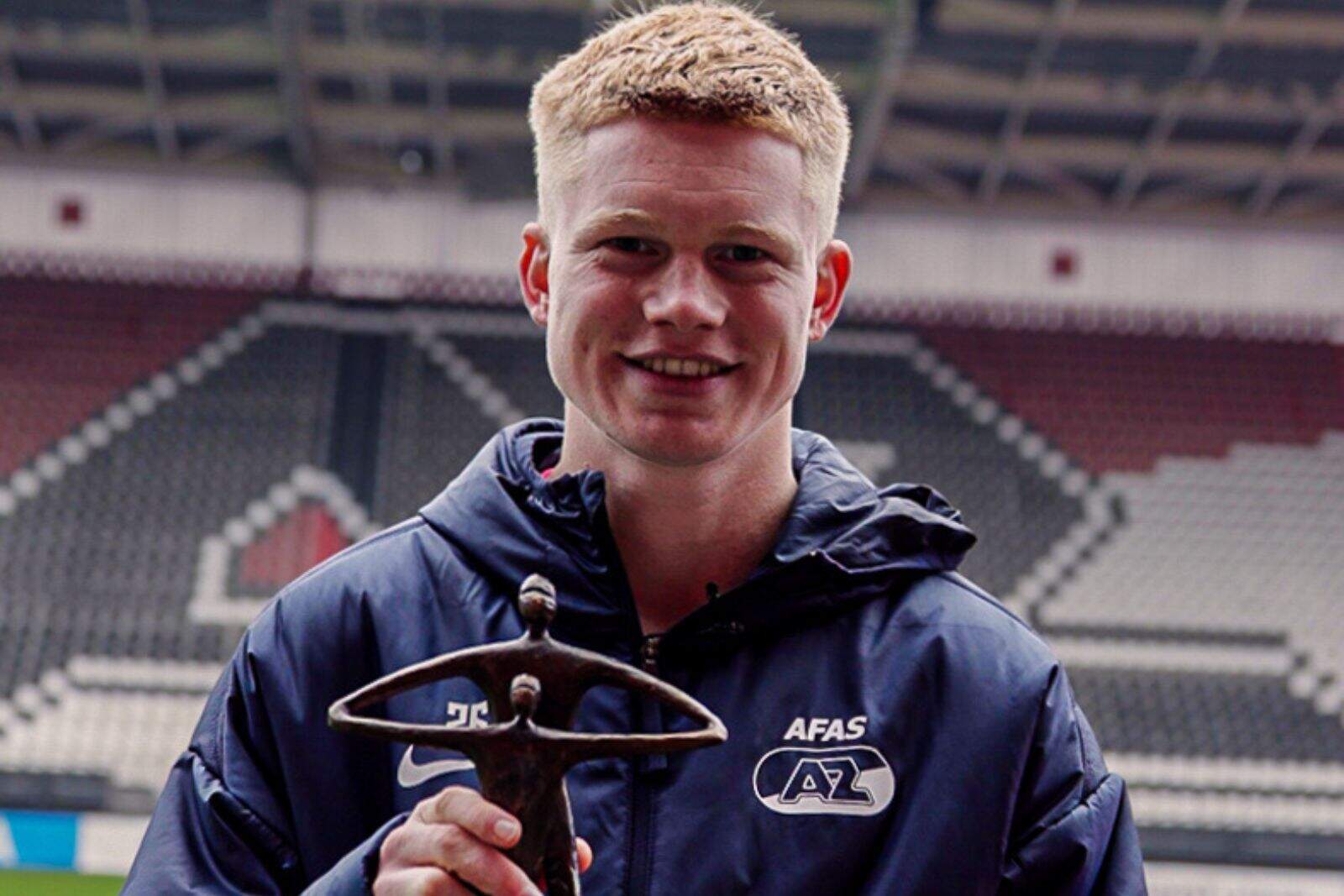Kees Smit con el premio al mejor jugador joven. | Fuente: (AZ Alkmaar)