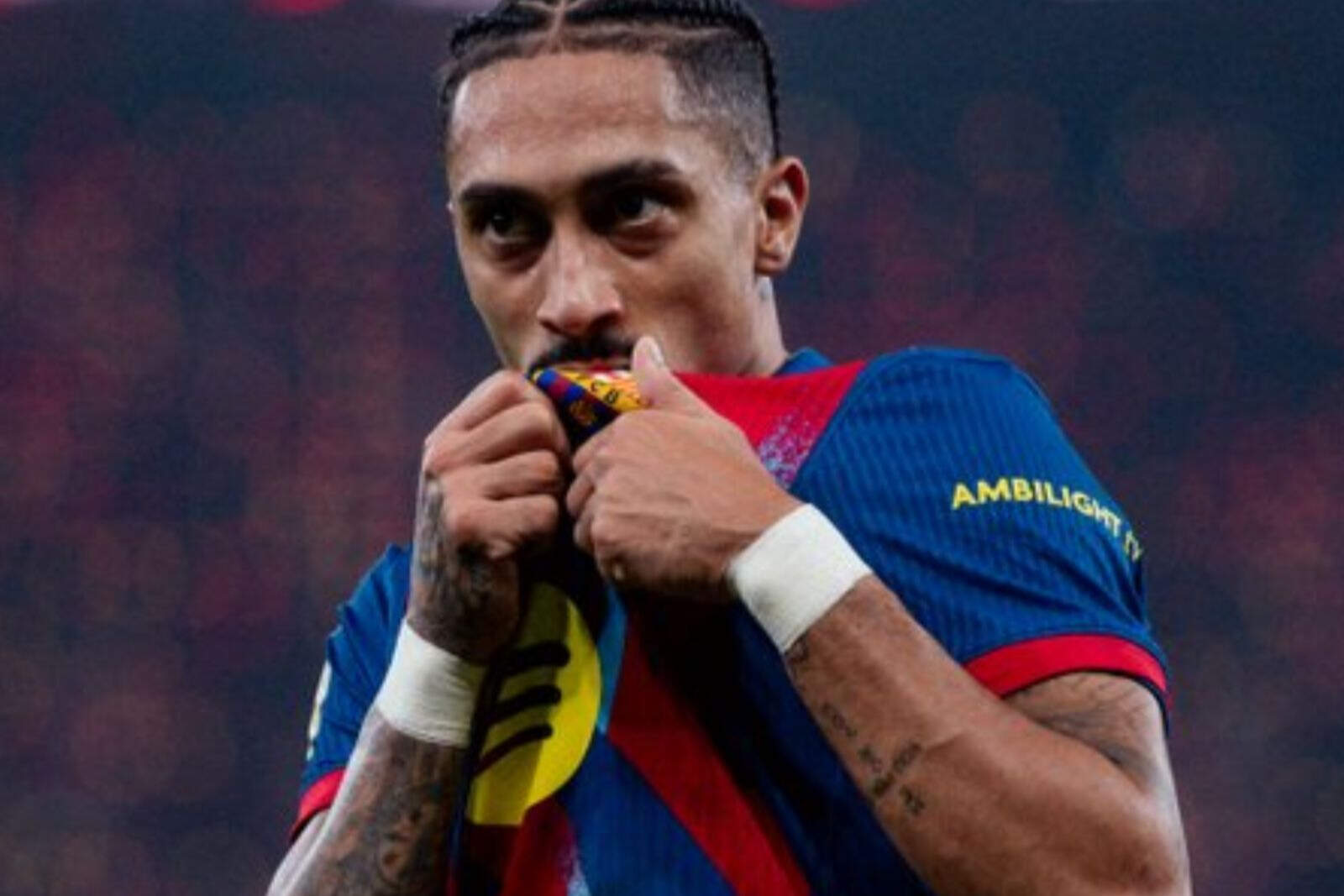 Raphinha se besa el escudo azulgrana| Fuente @FCBarcelona