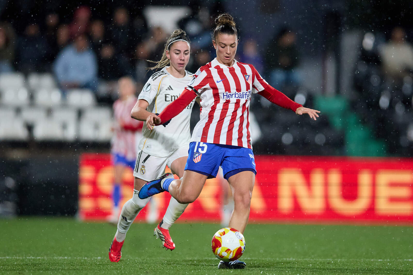 Athenea se aprovecha de un error defensivo para adelantar al Real Madrid