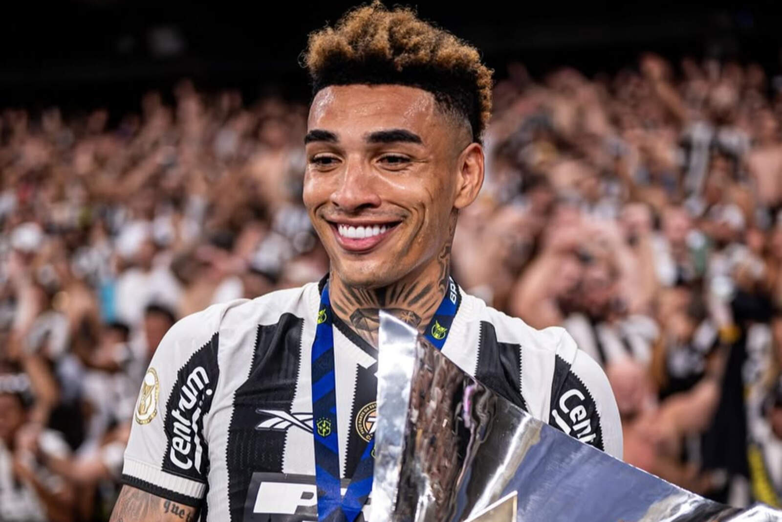 Igor Jesus, feliz con una copa.