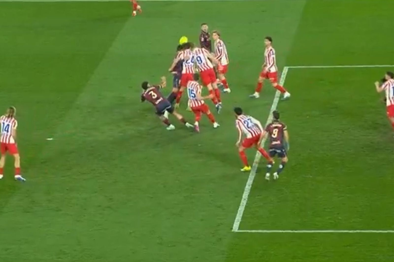 Momento del golpe de Sorloth ante el Levante (Fuente: X: @DAZN_ES)