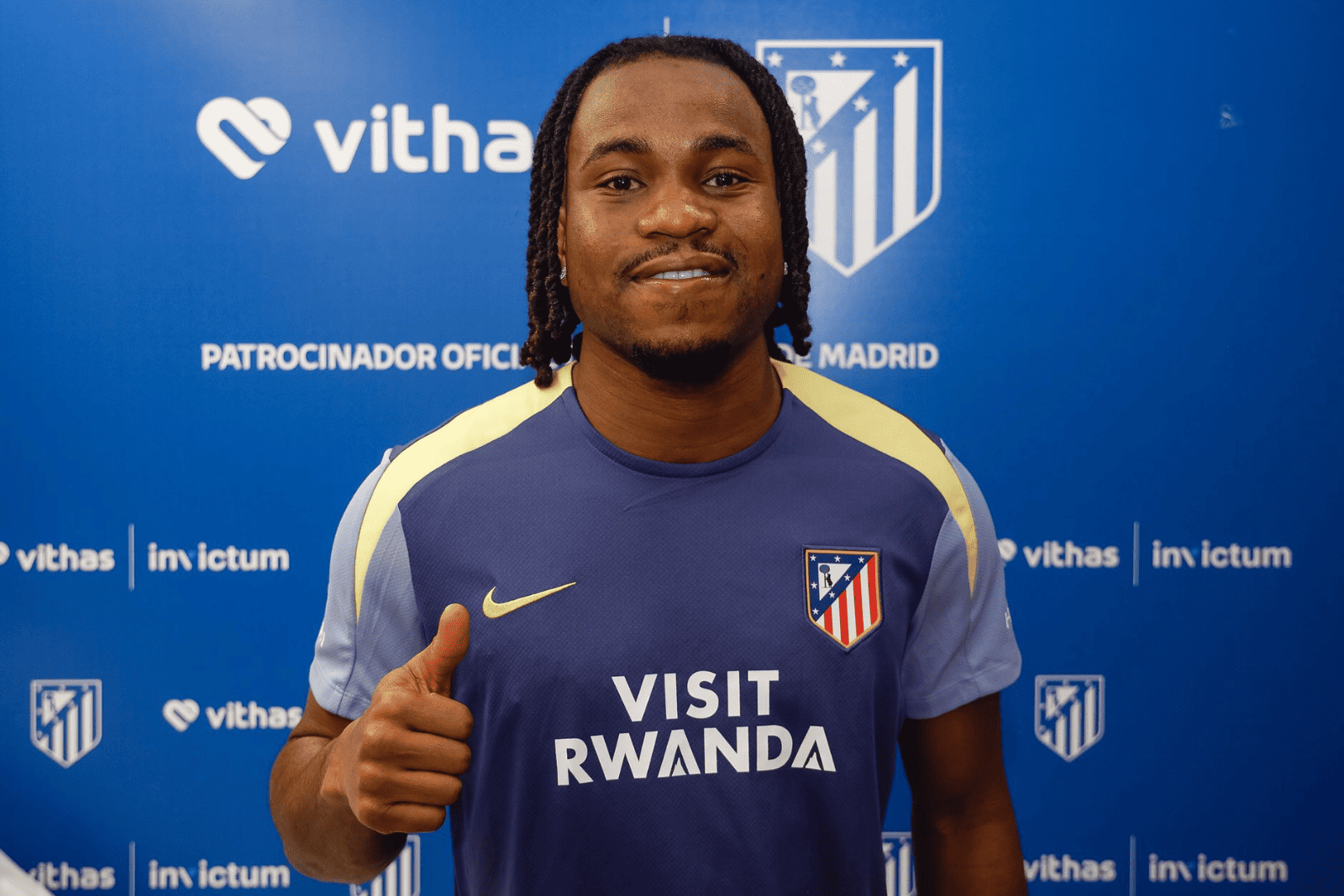 Ademola Lookman pasando el reconocimiento médico | Fuente: Atlético de Madrid