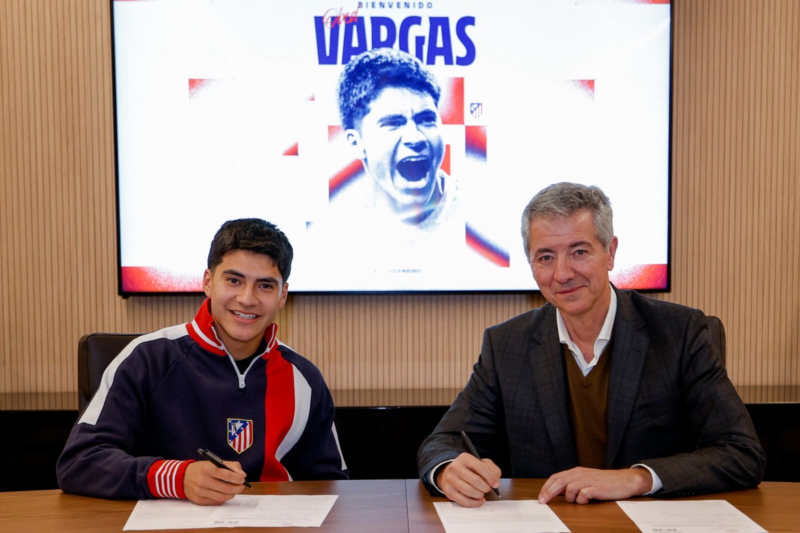 Obed firmando junto a Gil Marín (Fuente: @Atleti)