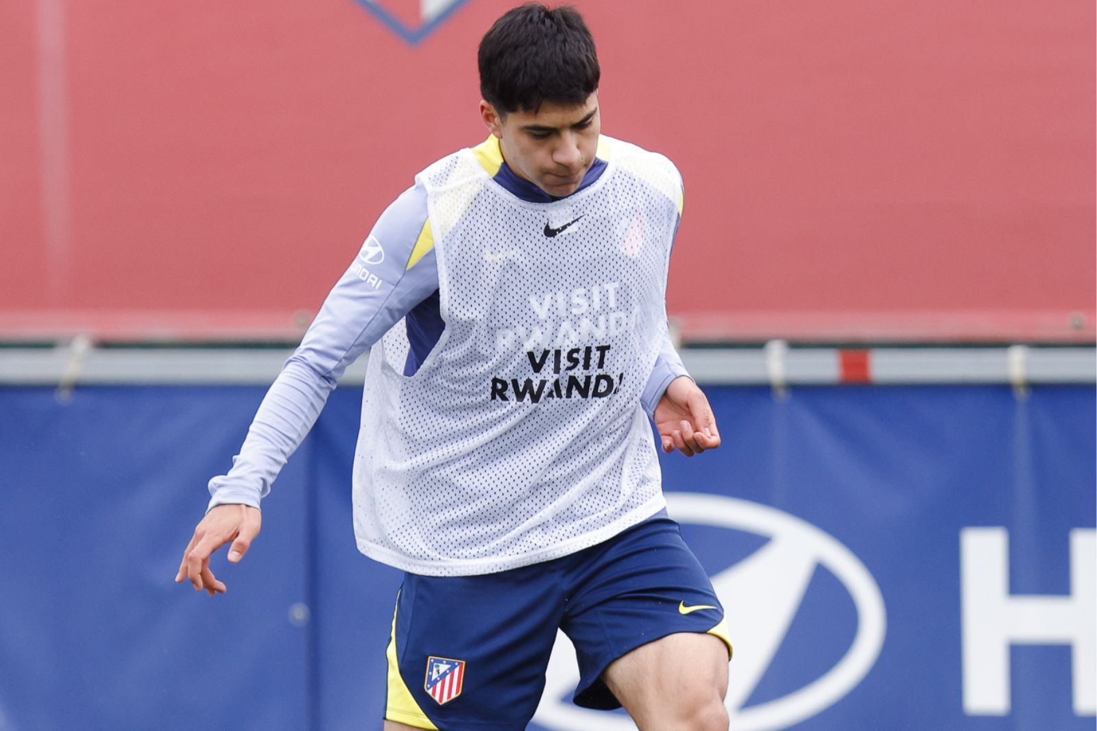 El mexicano entrenando con los rojiblancos (Fuente: @Atleti)