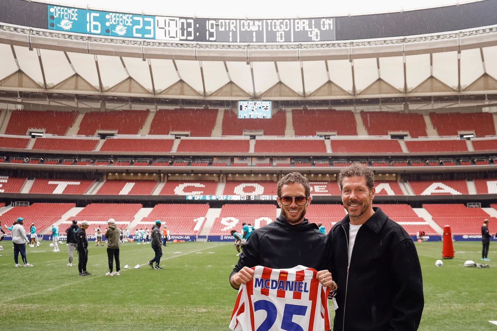 Simeone en la visita de los Dolphins (Fuente @Atleti)