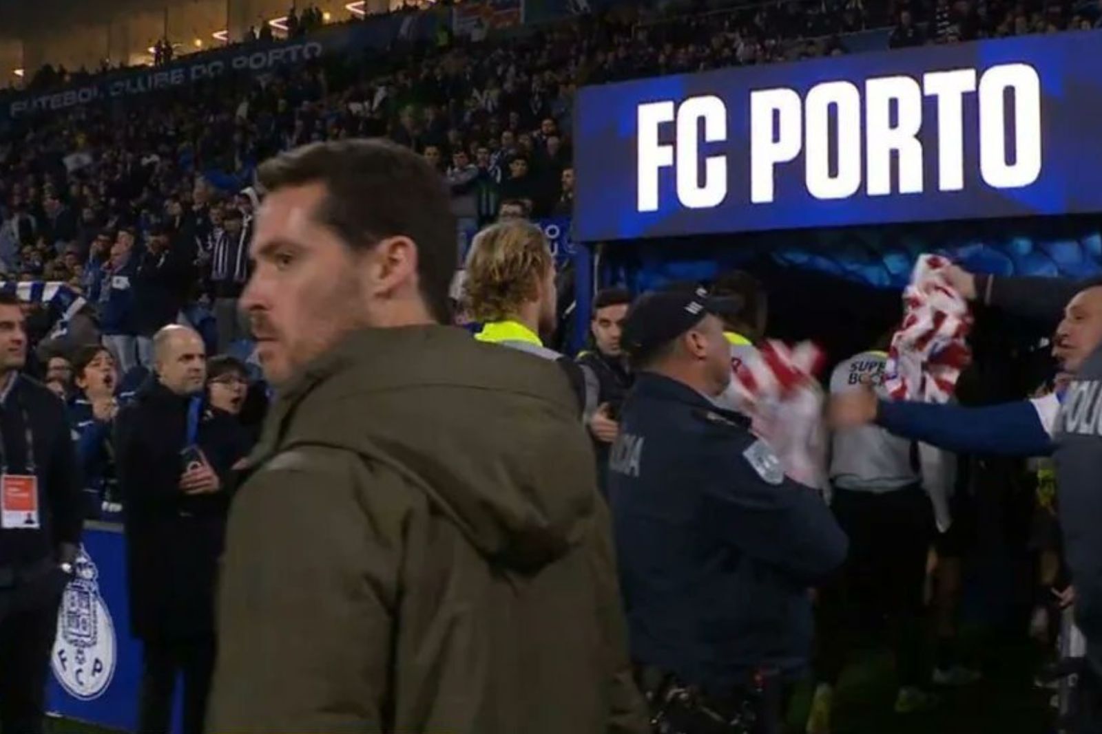 Le tiran una camiseta del Atleti a Hjulmand |Fuente @Sportv y Canva)