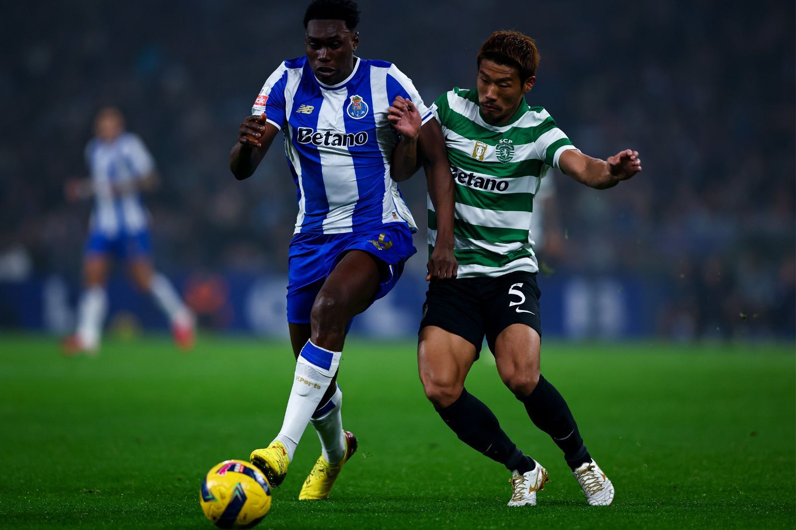 Samu Aghehowa disputando un balon frente al Sporting | (Fuente @FCPorto y Canva)