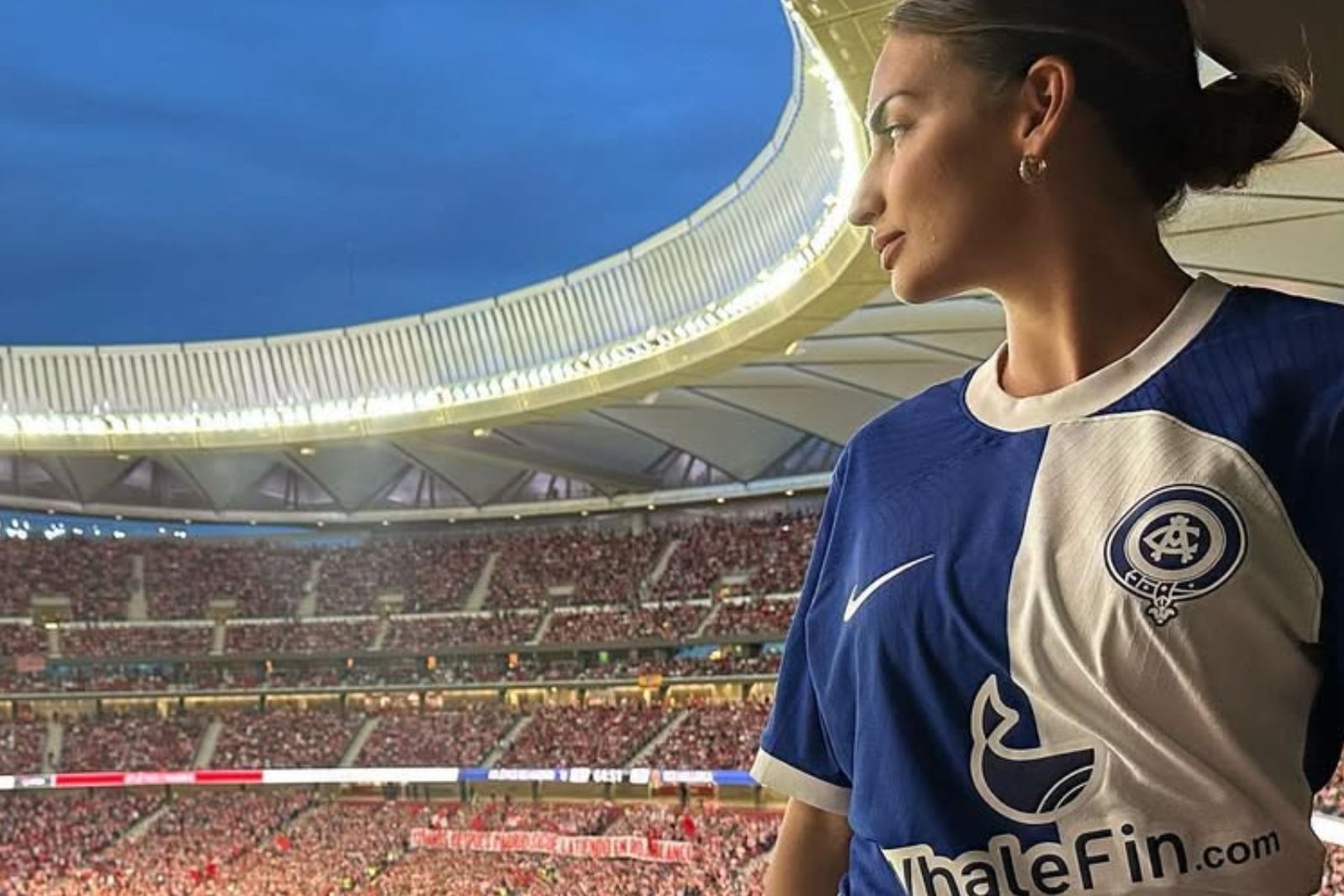 La madrileña es una rojiblanca de pro | Fuente: Instagram (@beatrizespejel y Canva)