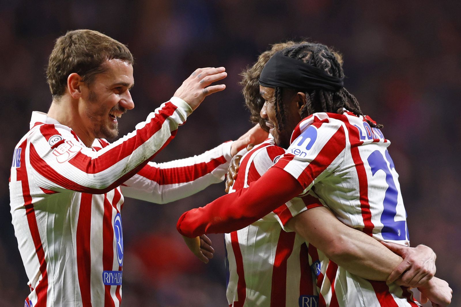 Celebración de Lookman con Griezmann y Julián | Fuente (@Atleti y Canva)