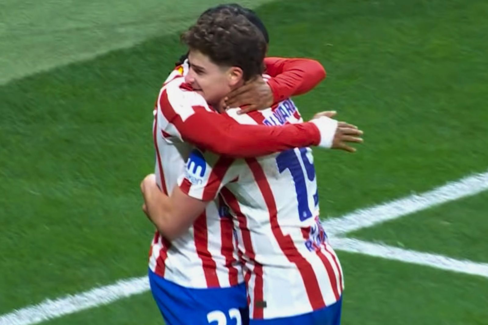 Abrazo de Lookman con Julián | Fuente (@Movistar/Youtube/Canva)