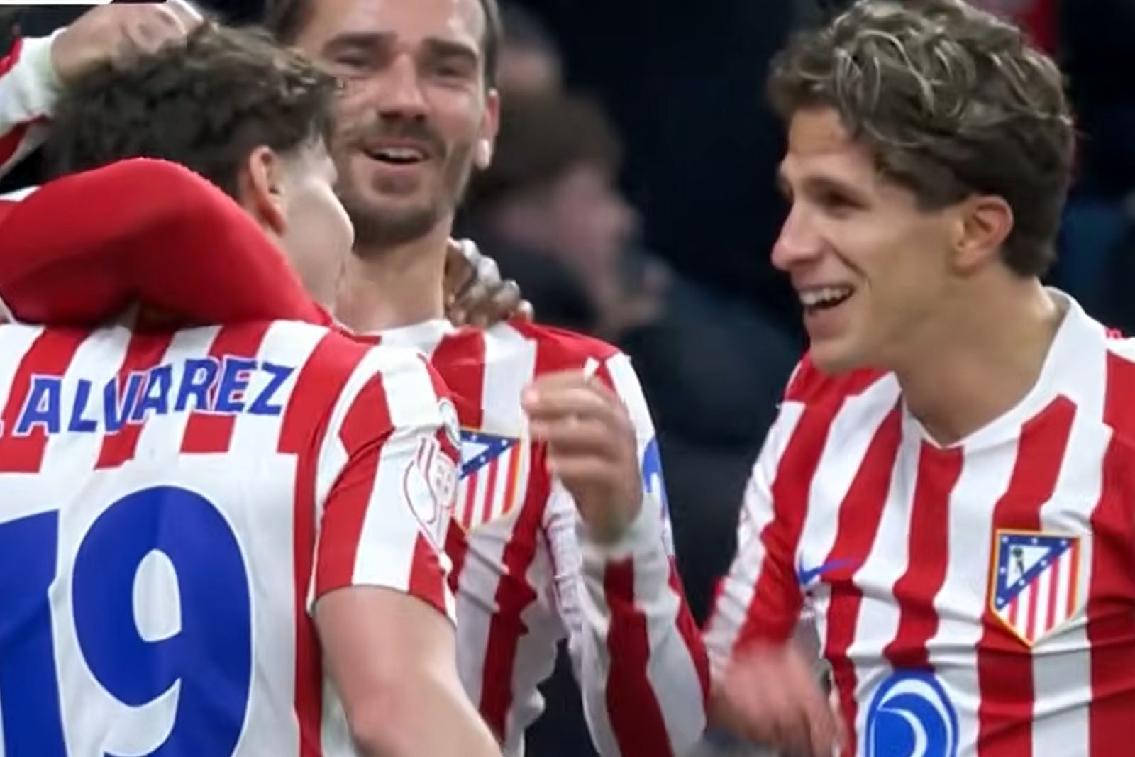 Giuliano celebrando un gol