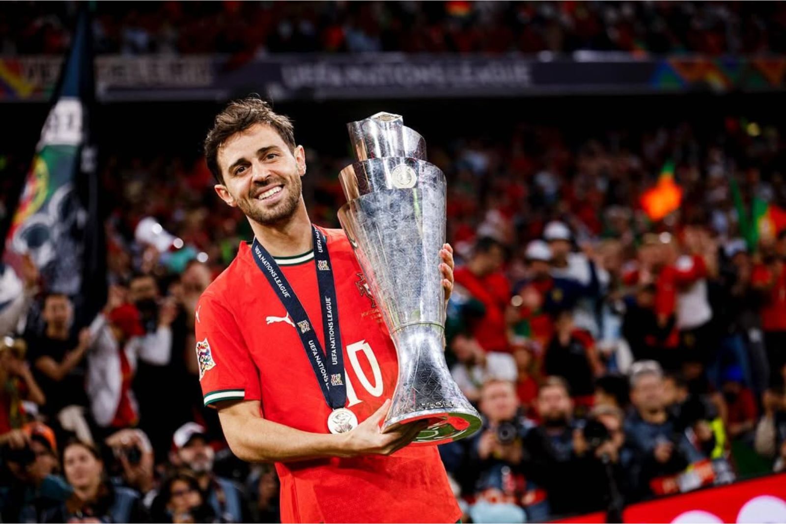 Bernardo Silva tras consagrarse campeón. | Fuente: (@bernardocarvalhosilva)