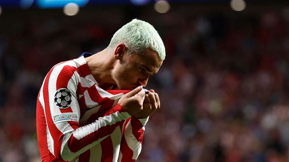 Griezmann besando el escudo | Fuente: (@Atleti)