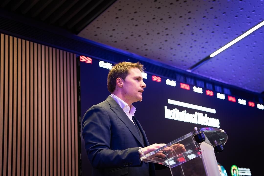 Óscar Mayo presentando un acto en el Metropolitano | Fuente @Atleti