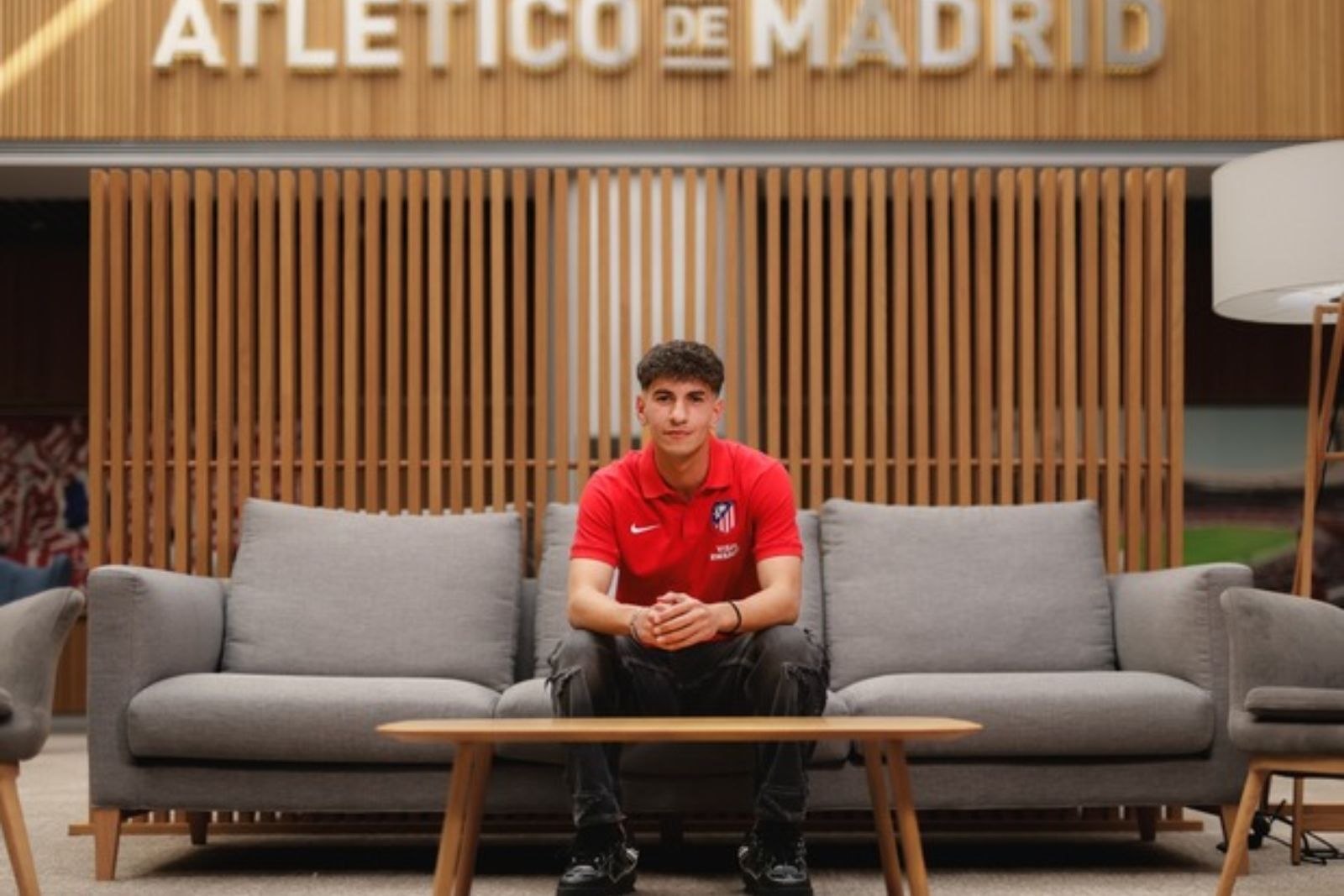 El jugador alicantino continuará en la disciplina rojiblanca. | Fuente: (@Atleti)