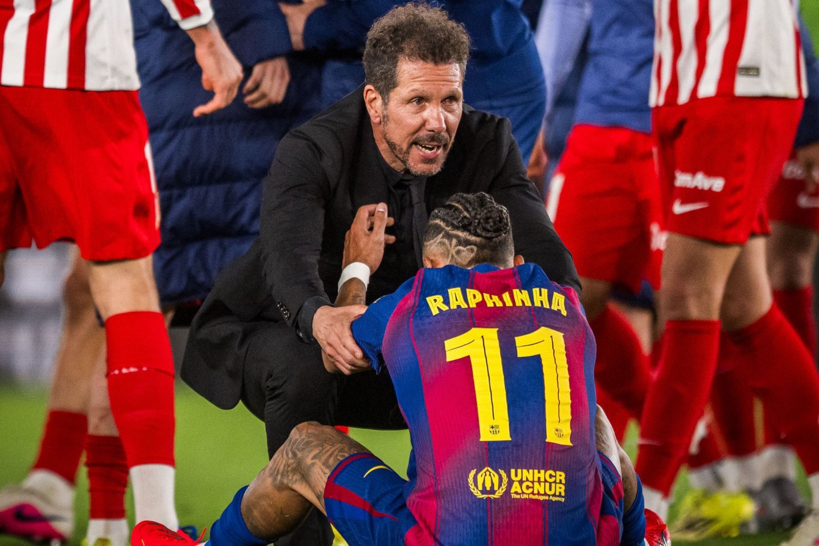 Simeone consuela a Raphinha | Fuente @FCBarcelona