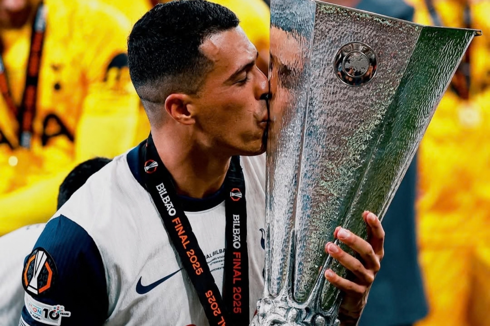 Pedro Porro, tras coronarse campeón en Bilbao | Fuente: (@spursofficial)