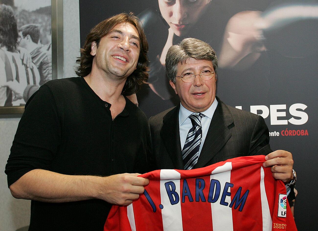 Bardem posando con Cerezo en la promoción de una de sus películas en los 2000 | Fuente Atleti