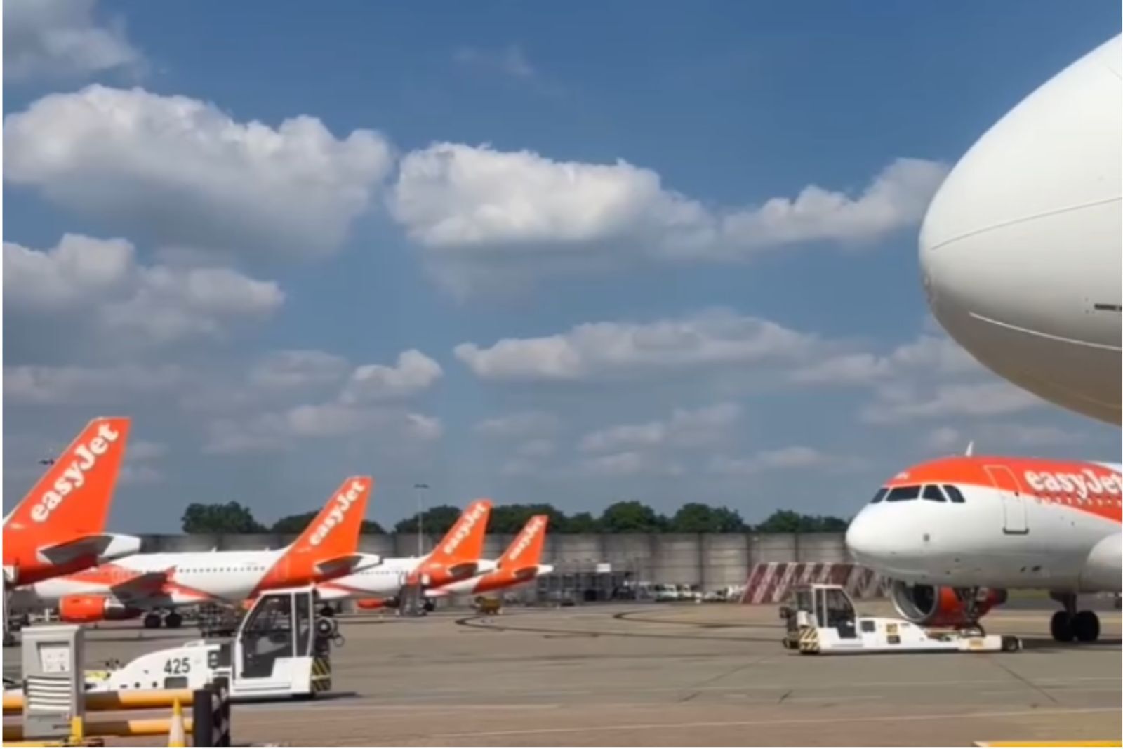 Incidente con los aficionados del Atlético de Madrid de camino a Londres Fuente (@EasyJet Instagram @Canva) 