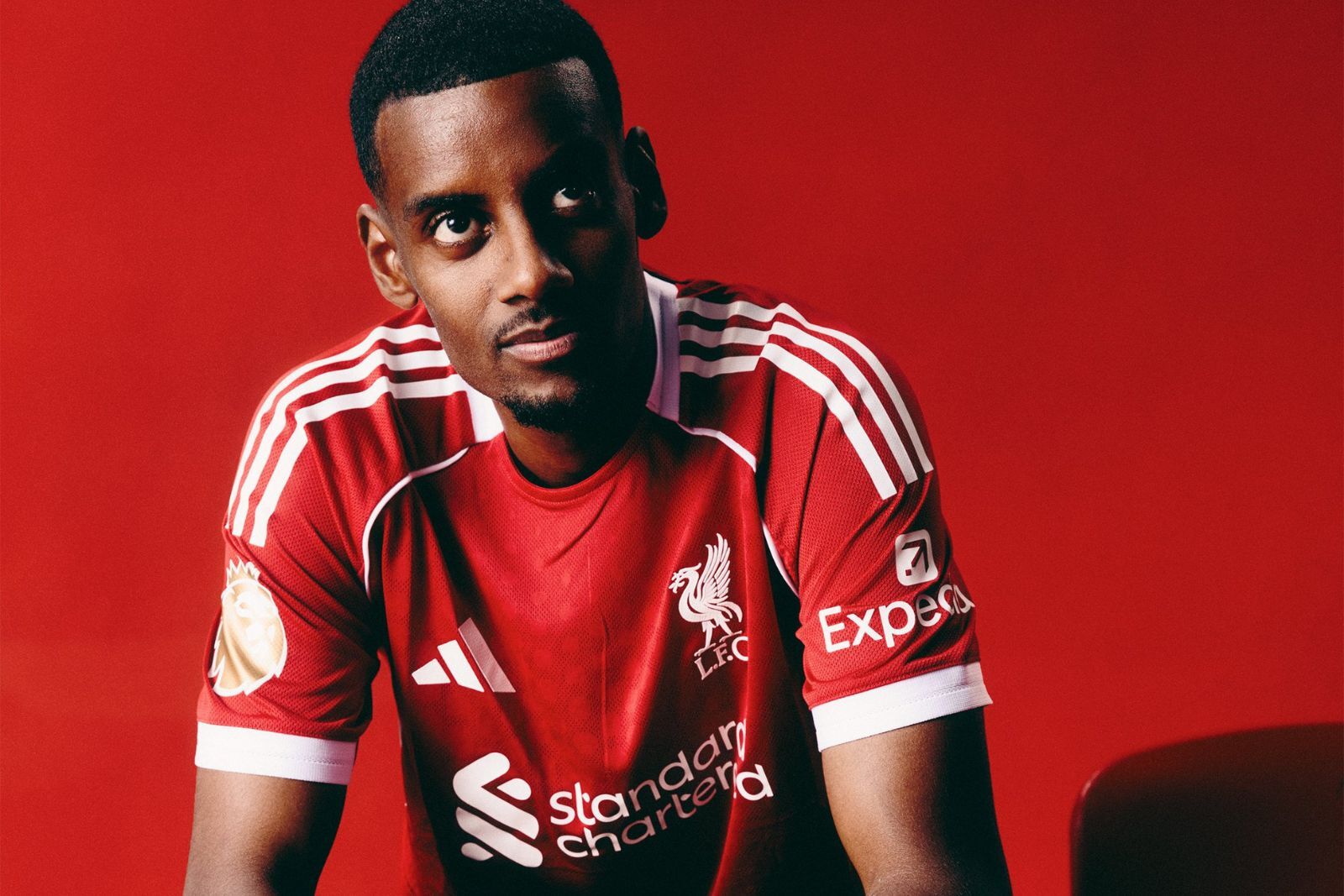 Isak en su presentación: X Liverpool