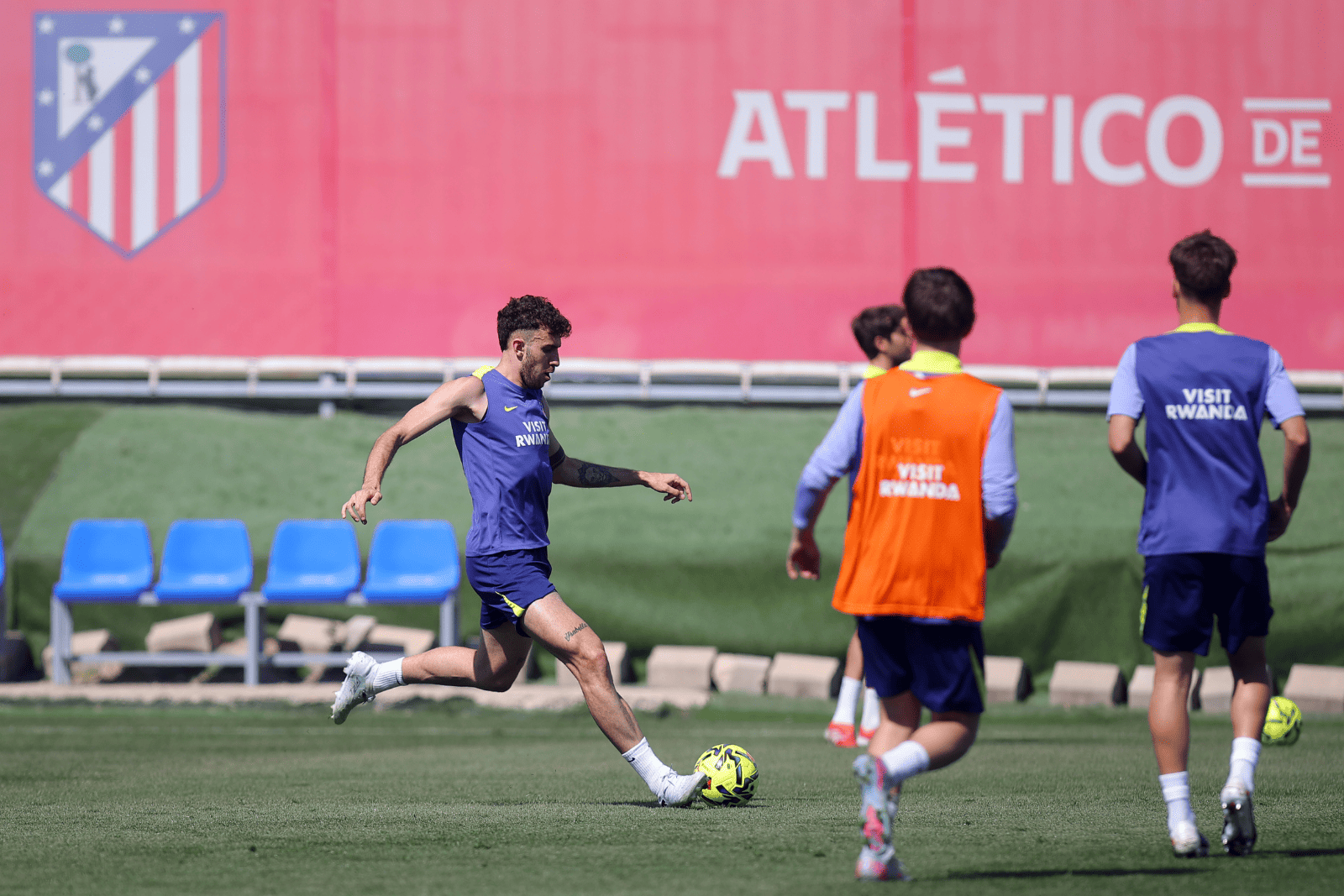 Ruggeri junto a varios canteranos en el entreno de esta mañana | Fuente (@Atleti)