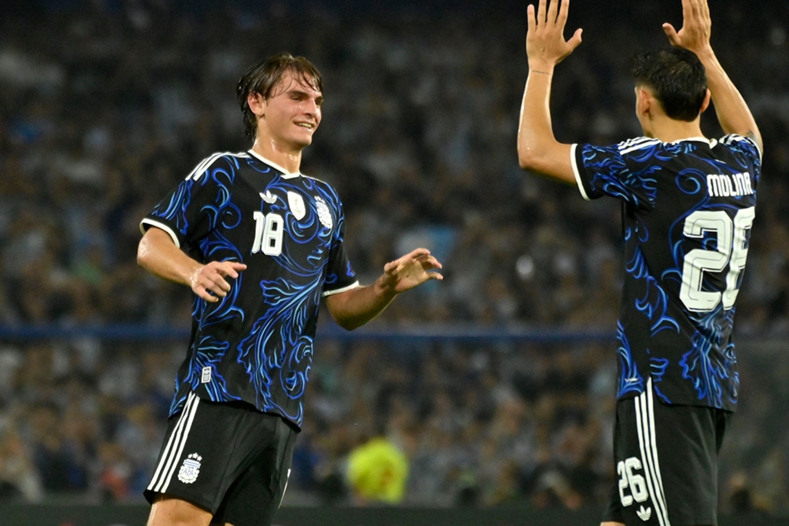 Nahuel Molina, celebrando con Nico Paz | Fuente: (@afaseleccion)