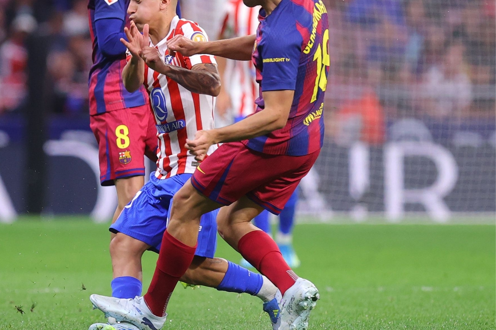 Gerard Martín pisando a Thiago Almada | Fuente: (@Atleti)