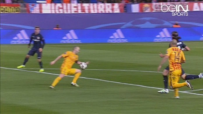 Iniesta cortó voluntariamente un balón que le quedaba franco a Griezmann