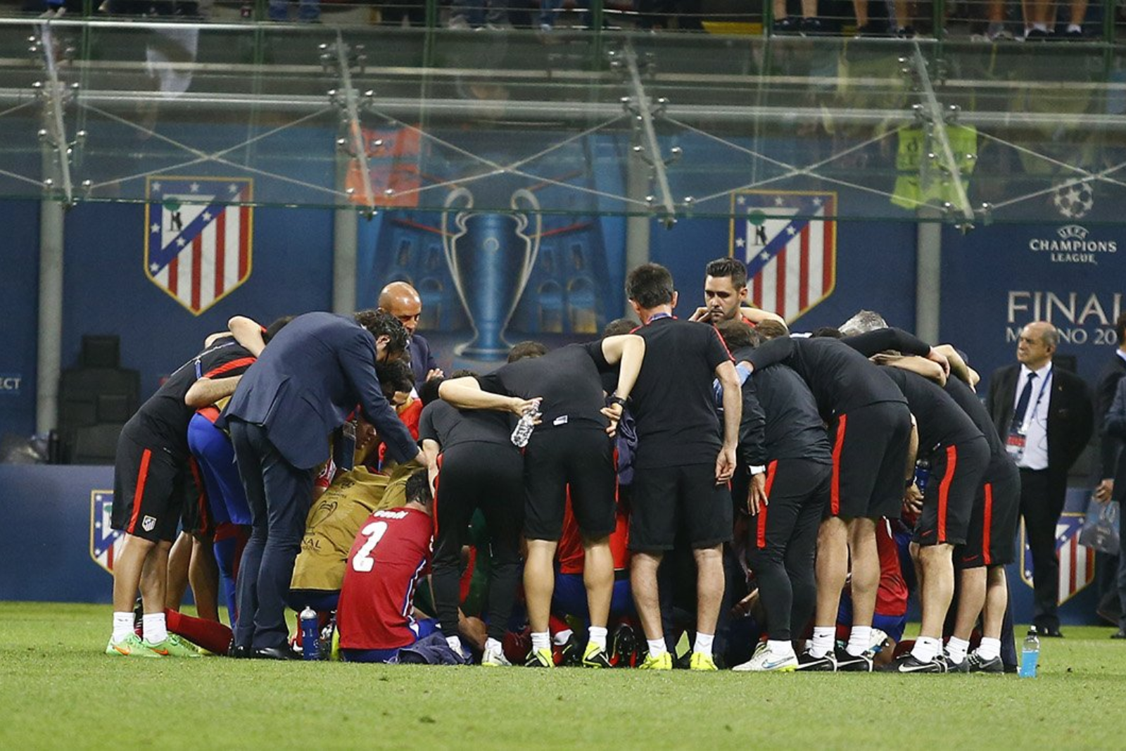La verdad sobre el penalti de Milán  Fuente (@Atleti, @alshababsaudifc y canva) (1)