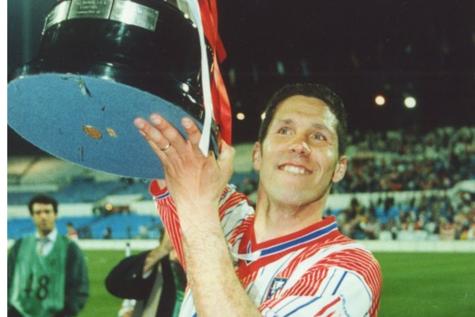 Simeone levantando el título copero | Fuente: (@Atleti)