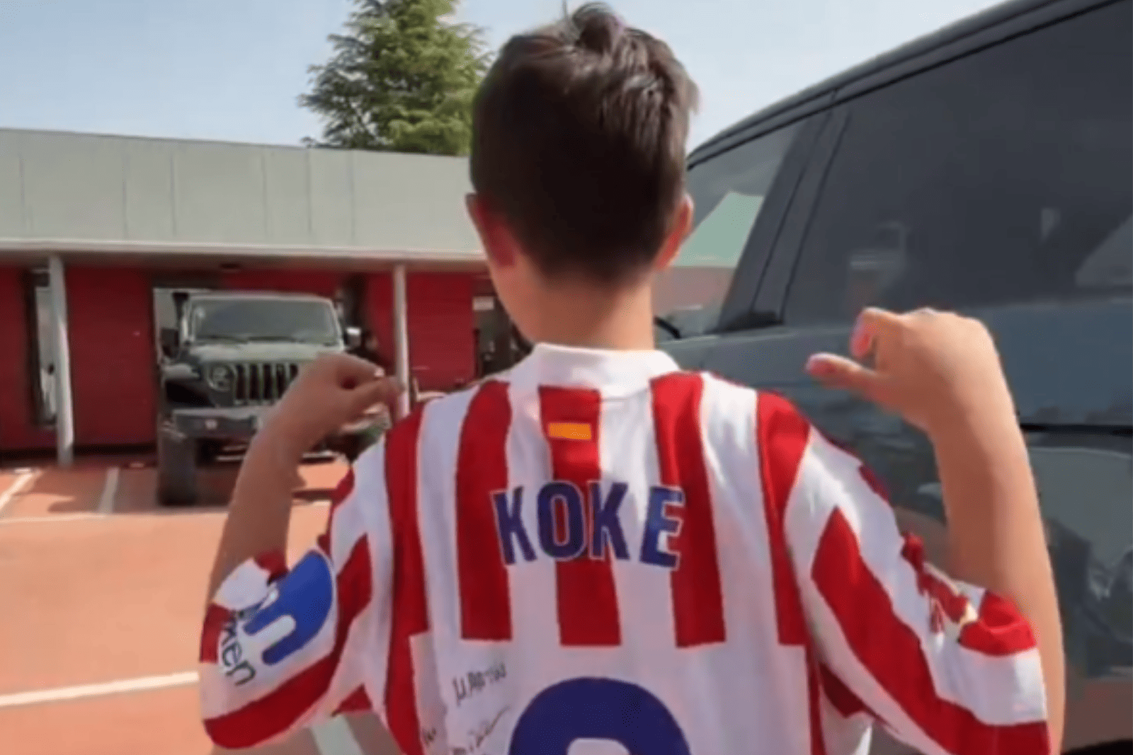 El pequeño Martín luciendo la camiseta firmada por Koke | Fuente (@40Andaya)
