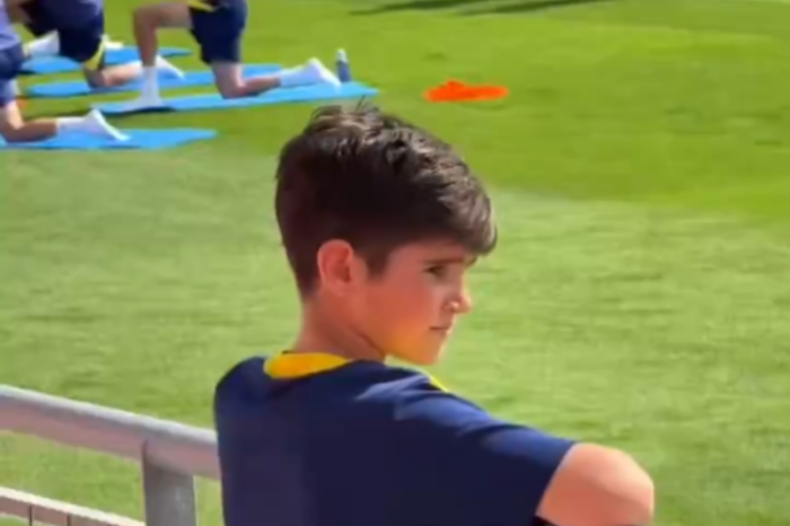 Martín pudo ver el entrenamiento del primer equipo | Fuente (@40Andaya)